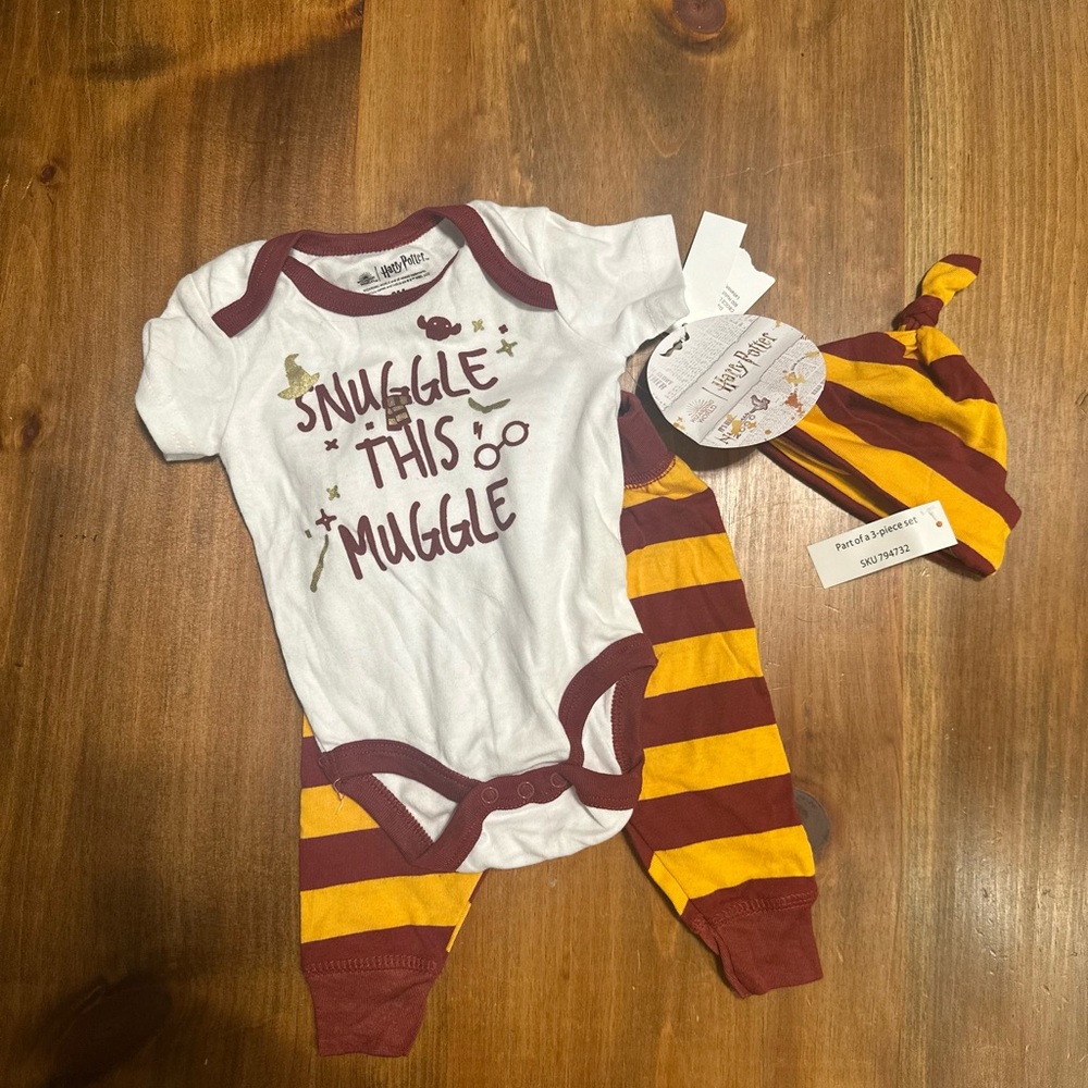 Warner Bros. Snuggle This Muggle Bodysuit Set - White and Maroon